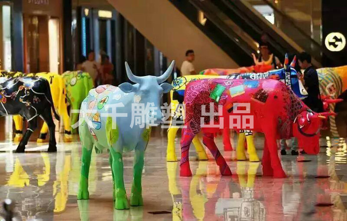 卡通(tōng)動漫雕塑：彩繪牛